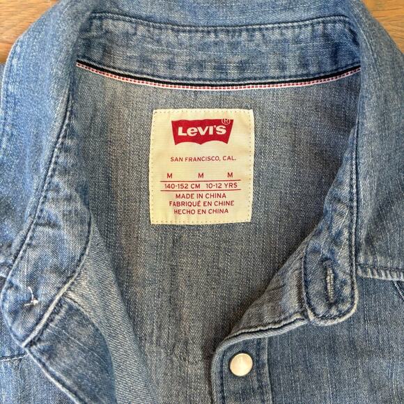 Levi’s Western Style Denim Shirt With Pearl Snaps - Picture 4 of 8